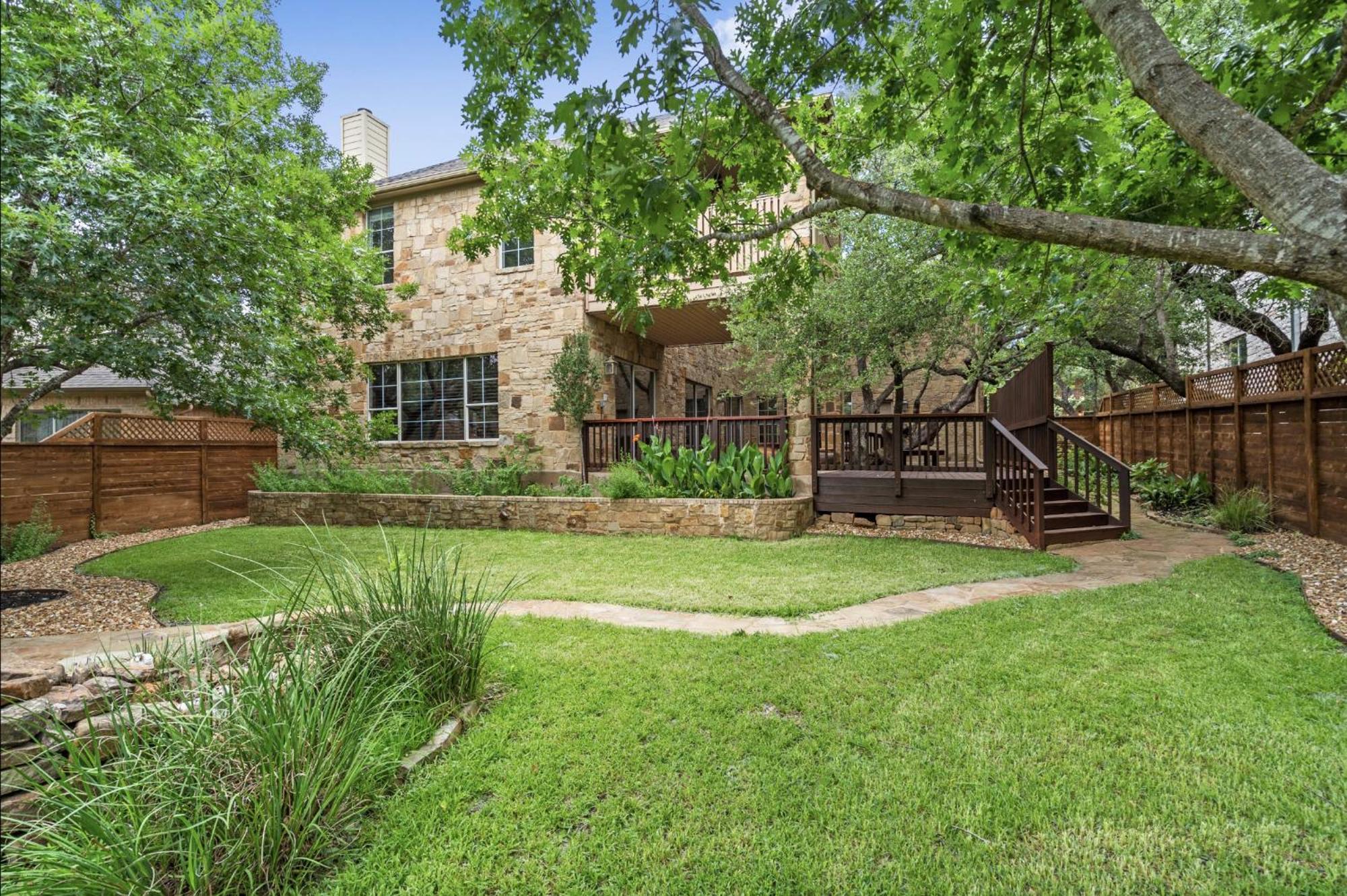 Luxury 5-bedroom House, Belt, Majestic Oak Trees, Hot Outdoor 8 Person Spa. *