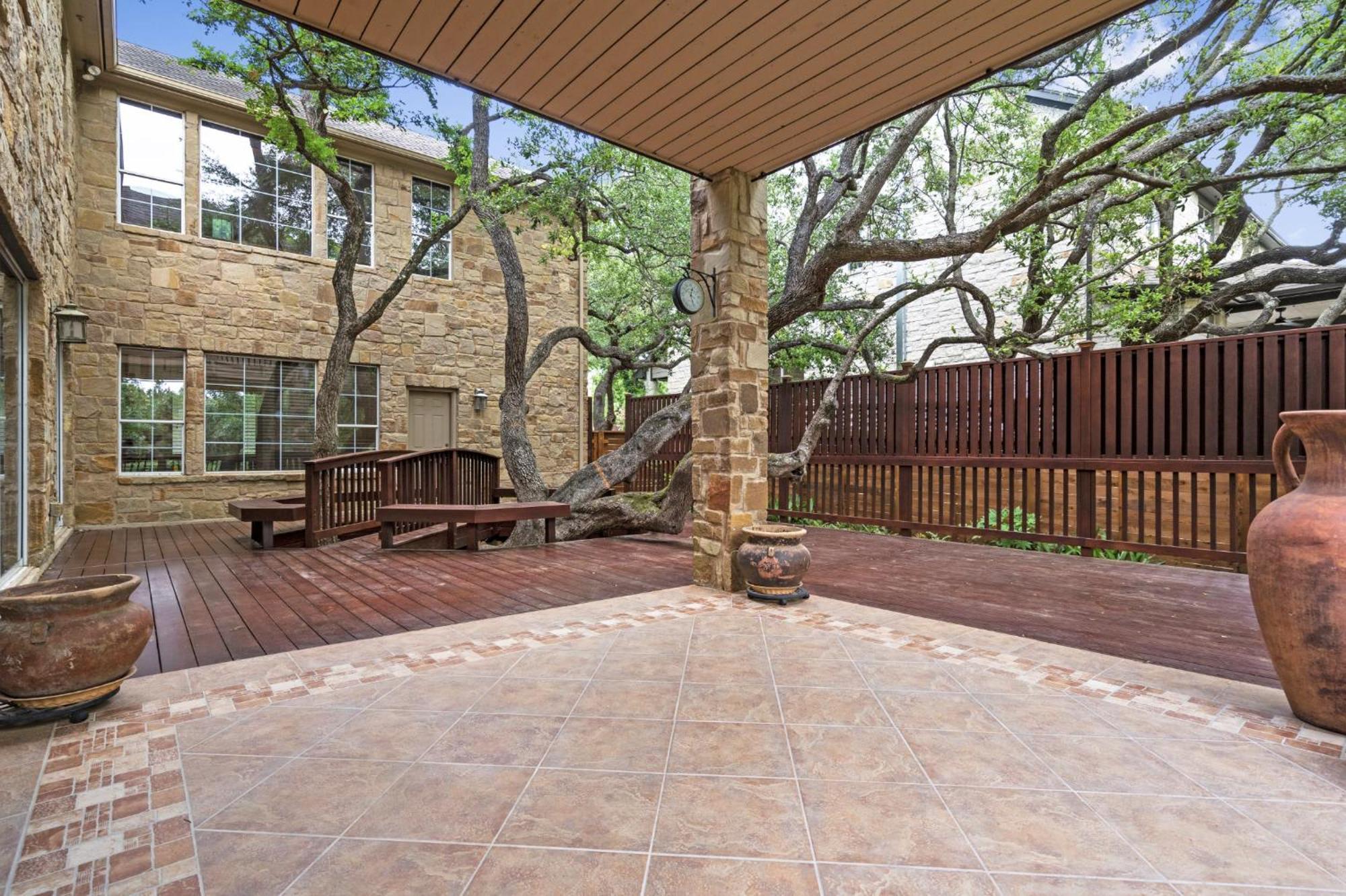 Luxury 5-bedroom House, Belt, Majestic Oak Trees, Hot Outdoor 8 Person Spa.