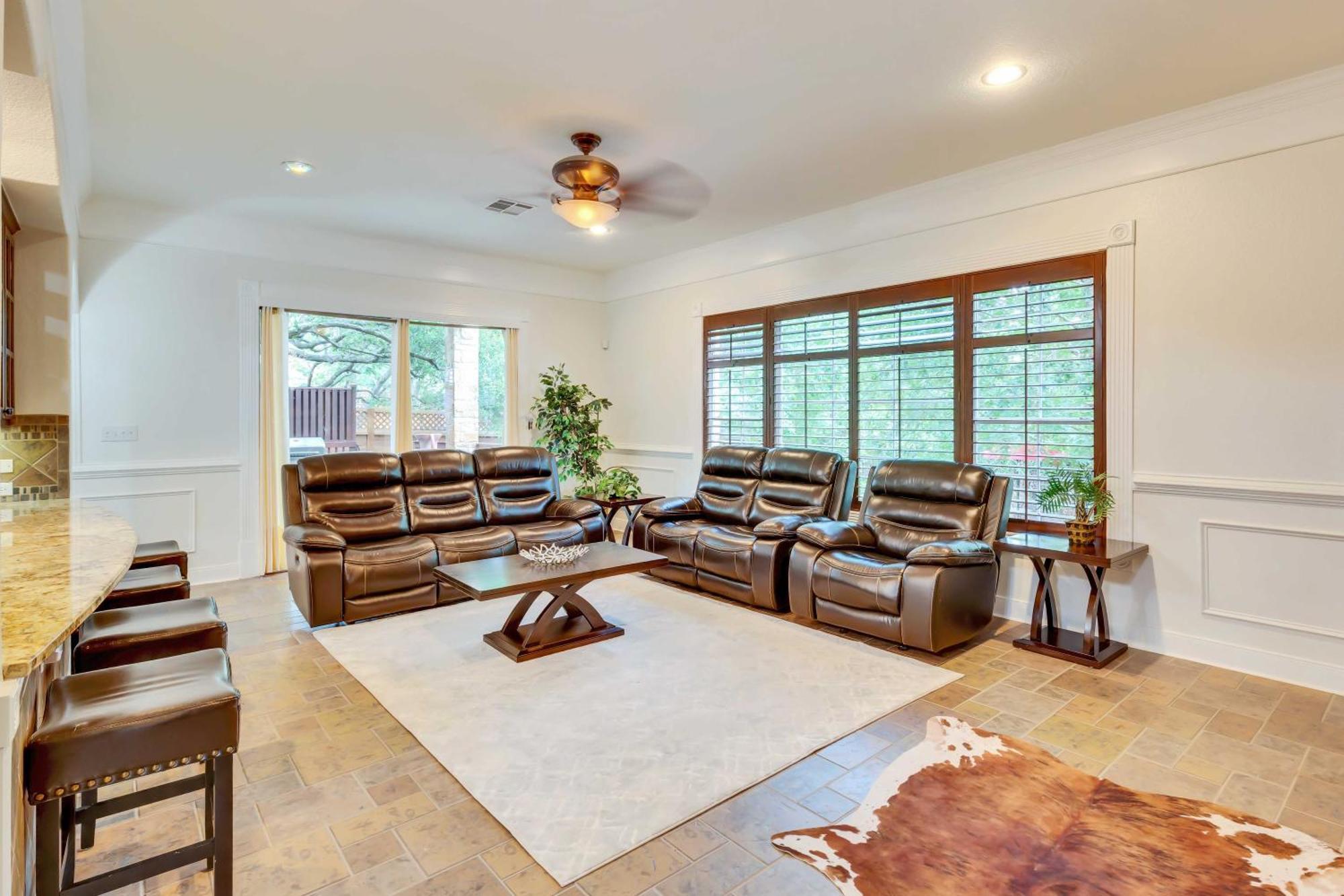 Holiday home Luxury 5-bedroom House, Belt, Majestic Oak Trees, Hot Outdoor 8 Person Spa. Austin