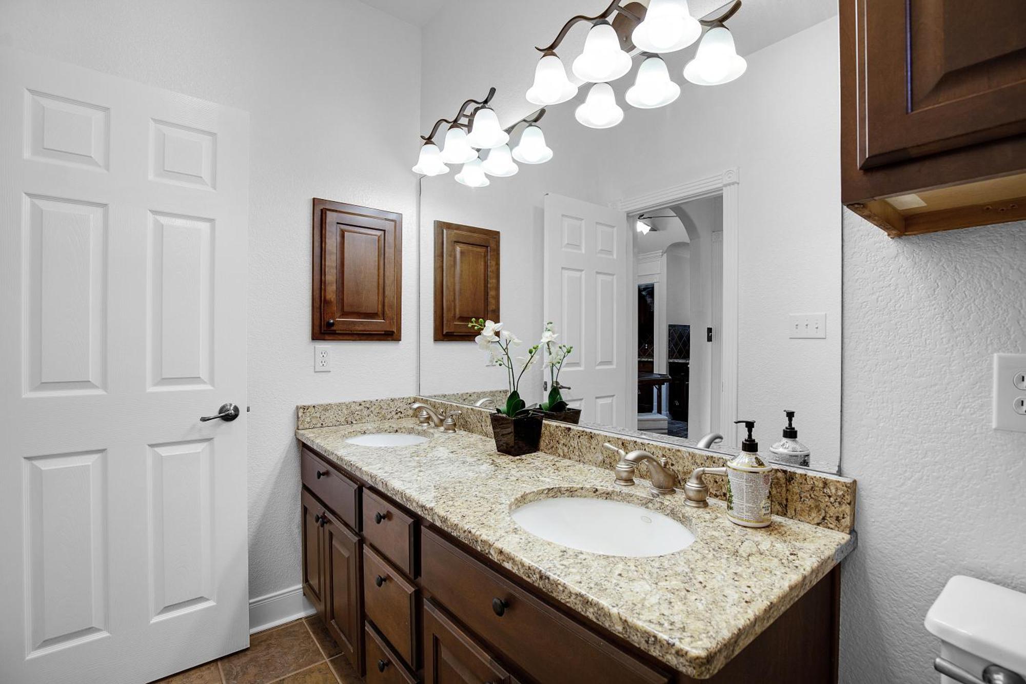 Luxury 5-bedroom House, Belt, Majestic Oak Trees, Hot Outdoor 8 Person Spa. Holiday home Austin