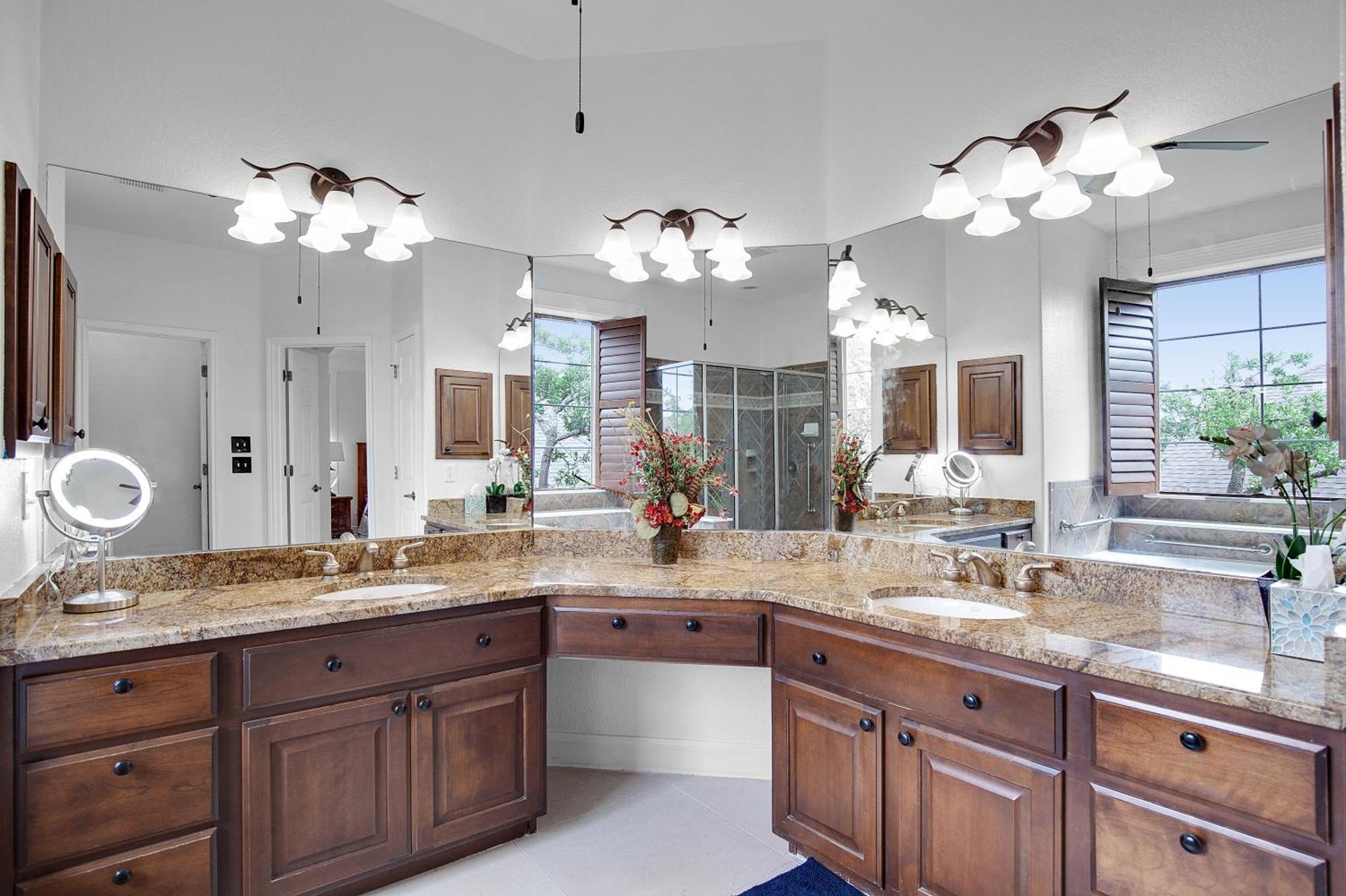 Luxury 5-bedroom House, Belt, Majestic Oak Trees, Hot Outdoor 8 Person Spa. Austin