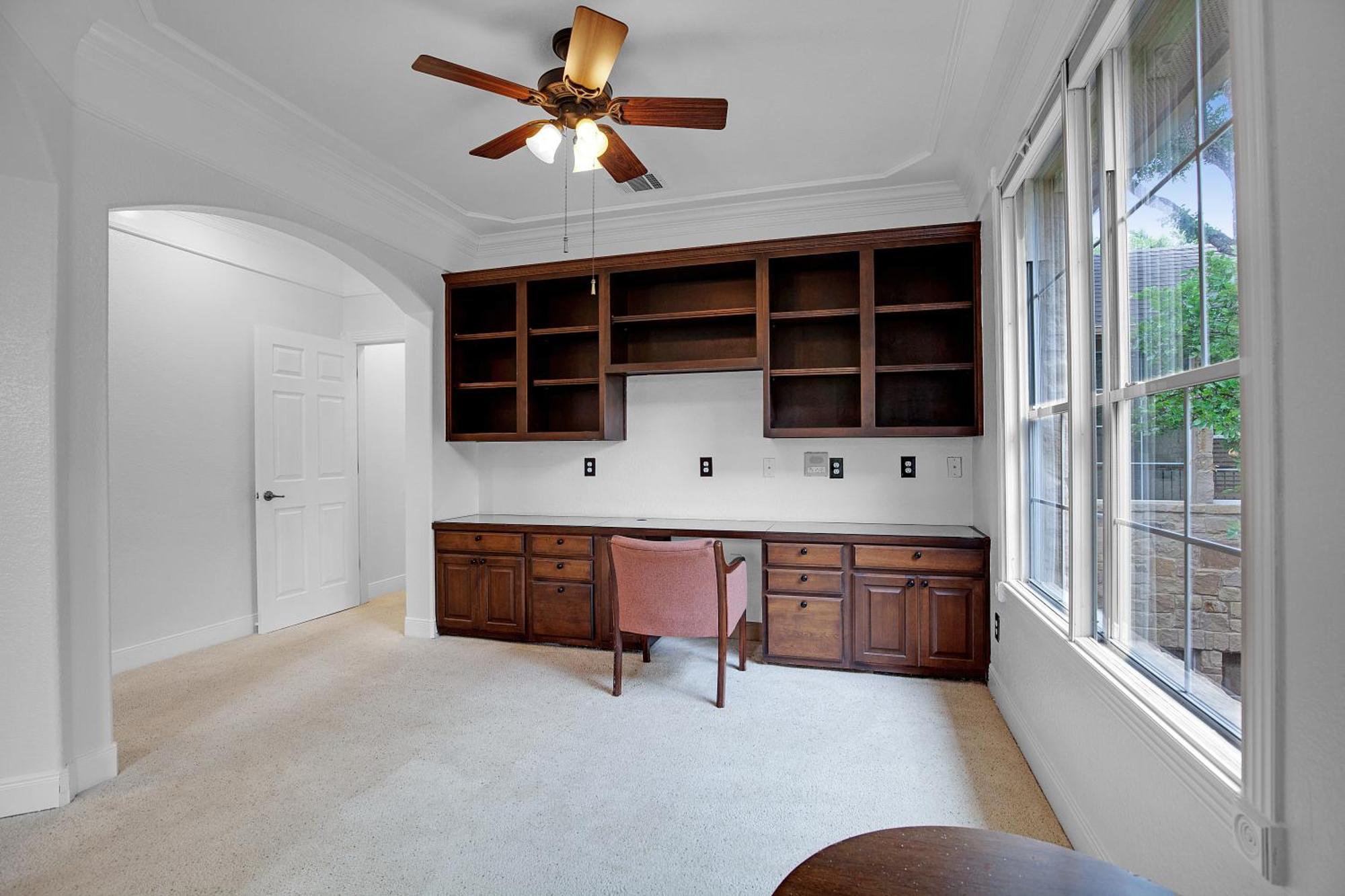 Luxury 5-bedroom House, Belt, Majestic Oak Trees, Hot Outdoor 8 Person Spa. *