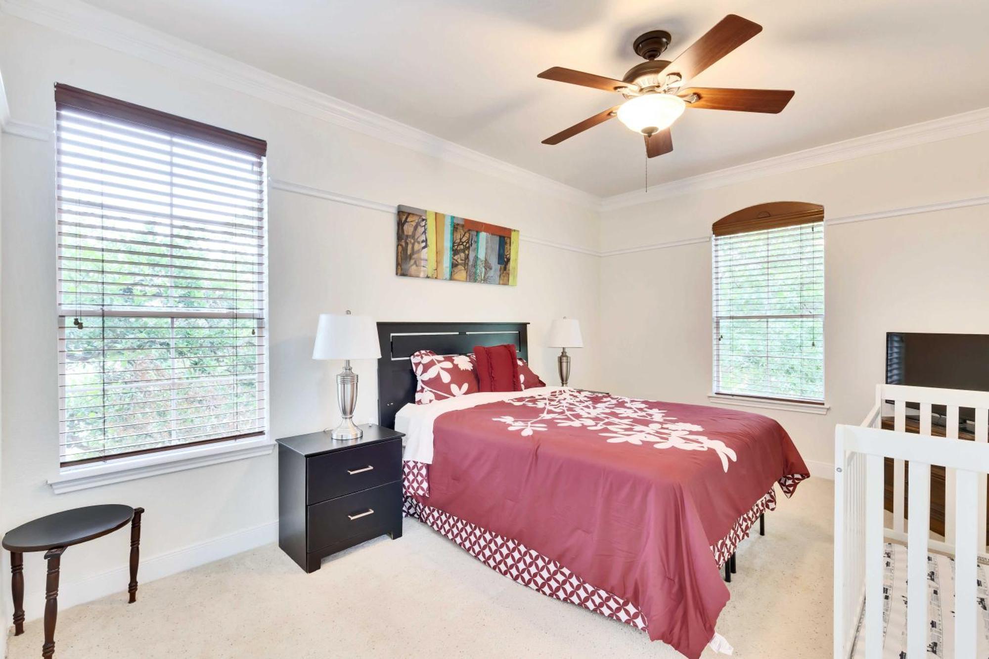Luxury 5-bedroom House, Belt, Majestic Oak Trees, Hot Outdoor 8 Person Spa. *