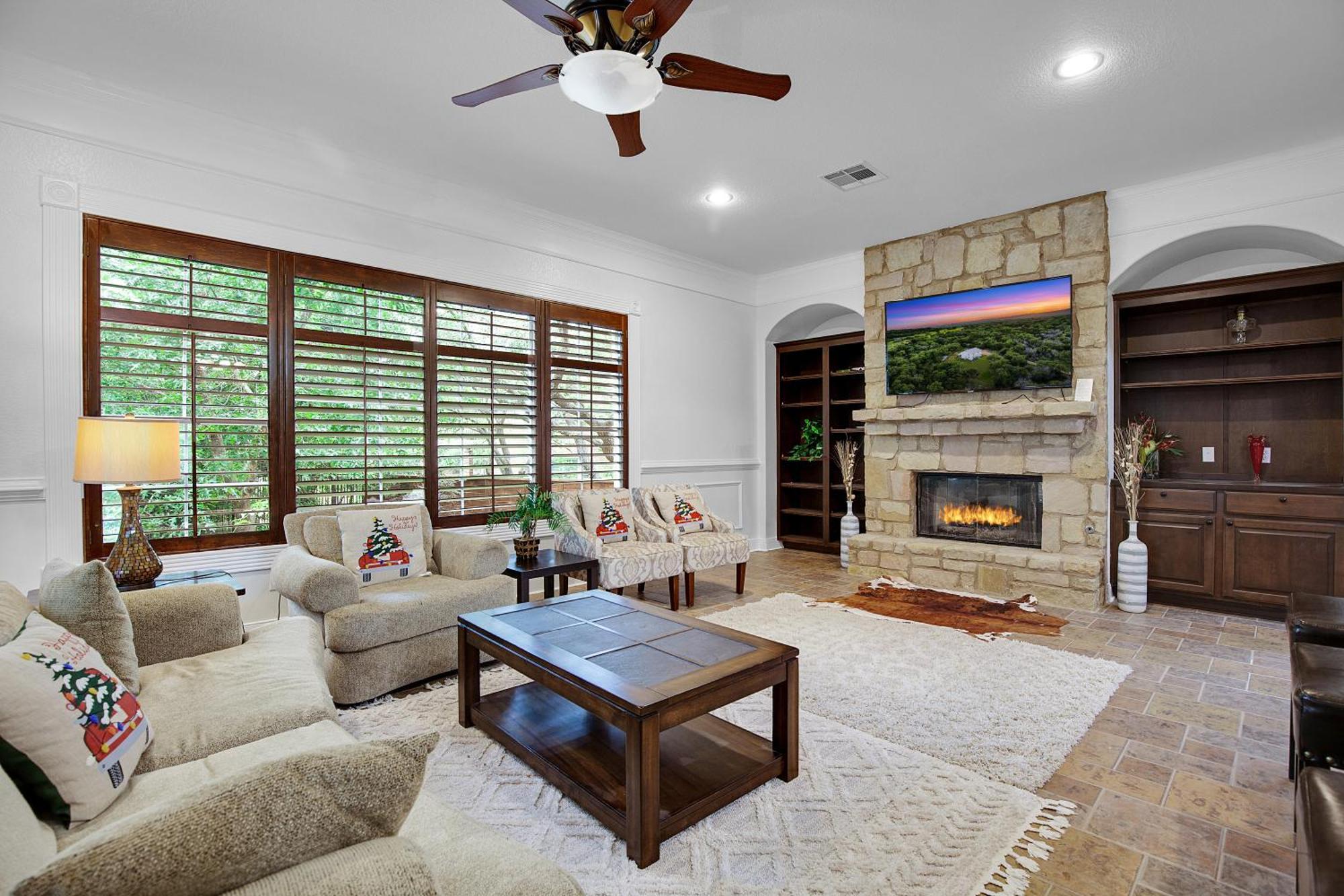 Luxury 5-bedroom House, Belt, Majestic Oak Trees, Hot Outdoor 8 Person Spa. * Austin