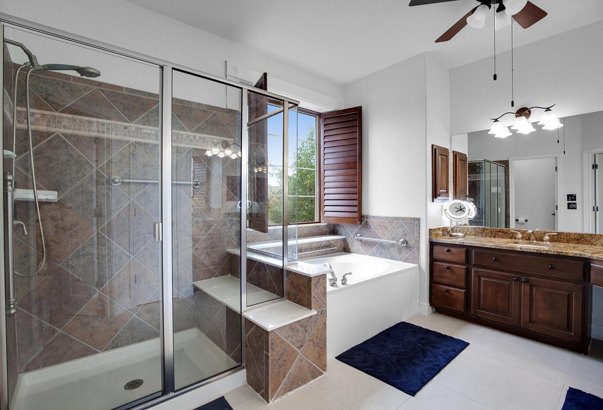 Holiday home Luxury 5-bedroom House, Belt, Majestic Oak Trees, Hot Outdoor 8 Person Spa. *