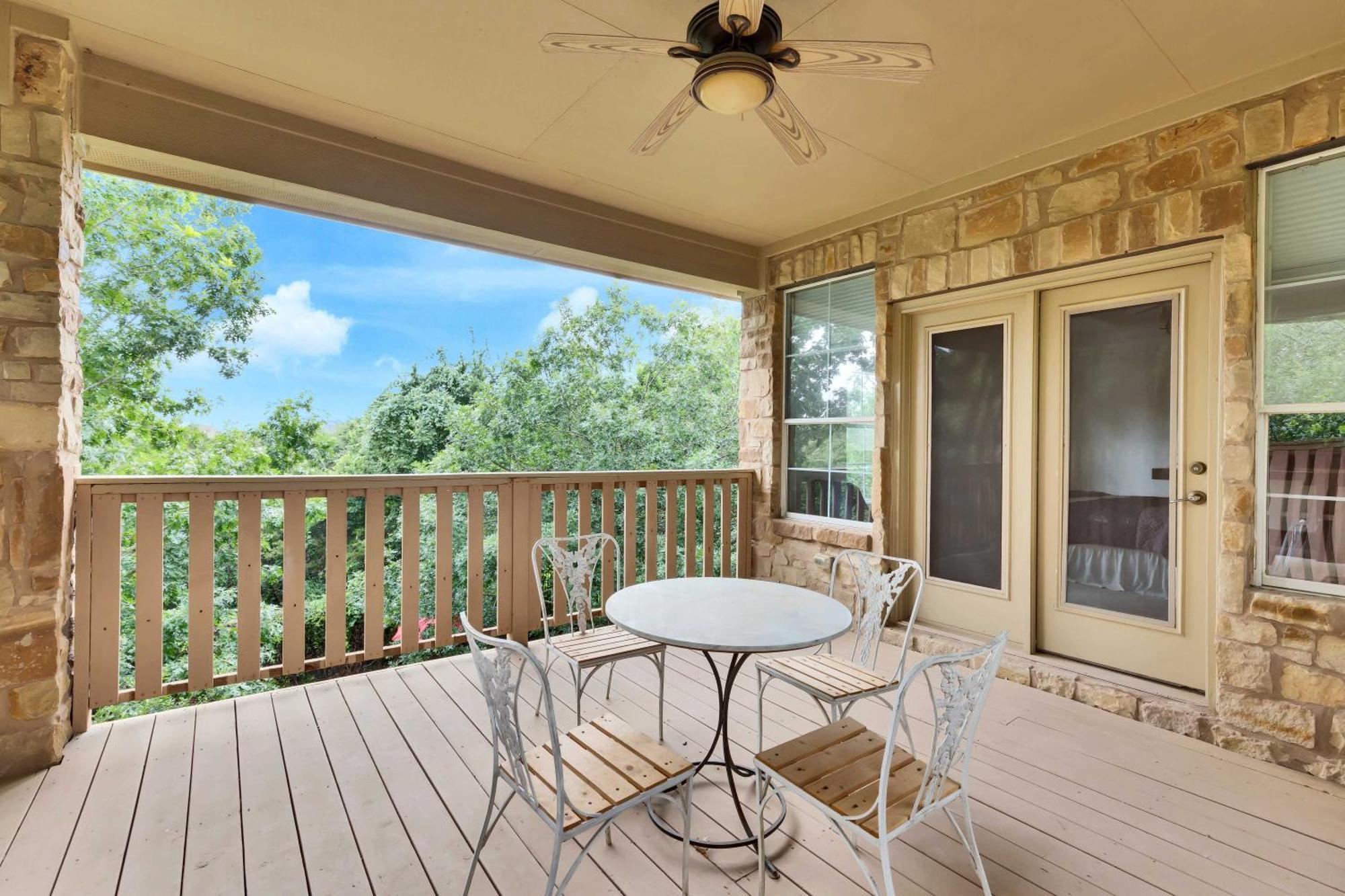 Luxury 5-bedroom House, Belt, Majestic Oak Trees, Hot Outdoor 8 Person Spa. Holiday home *