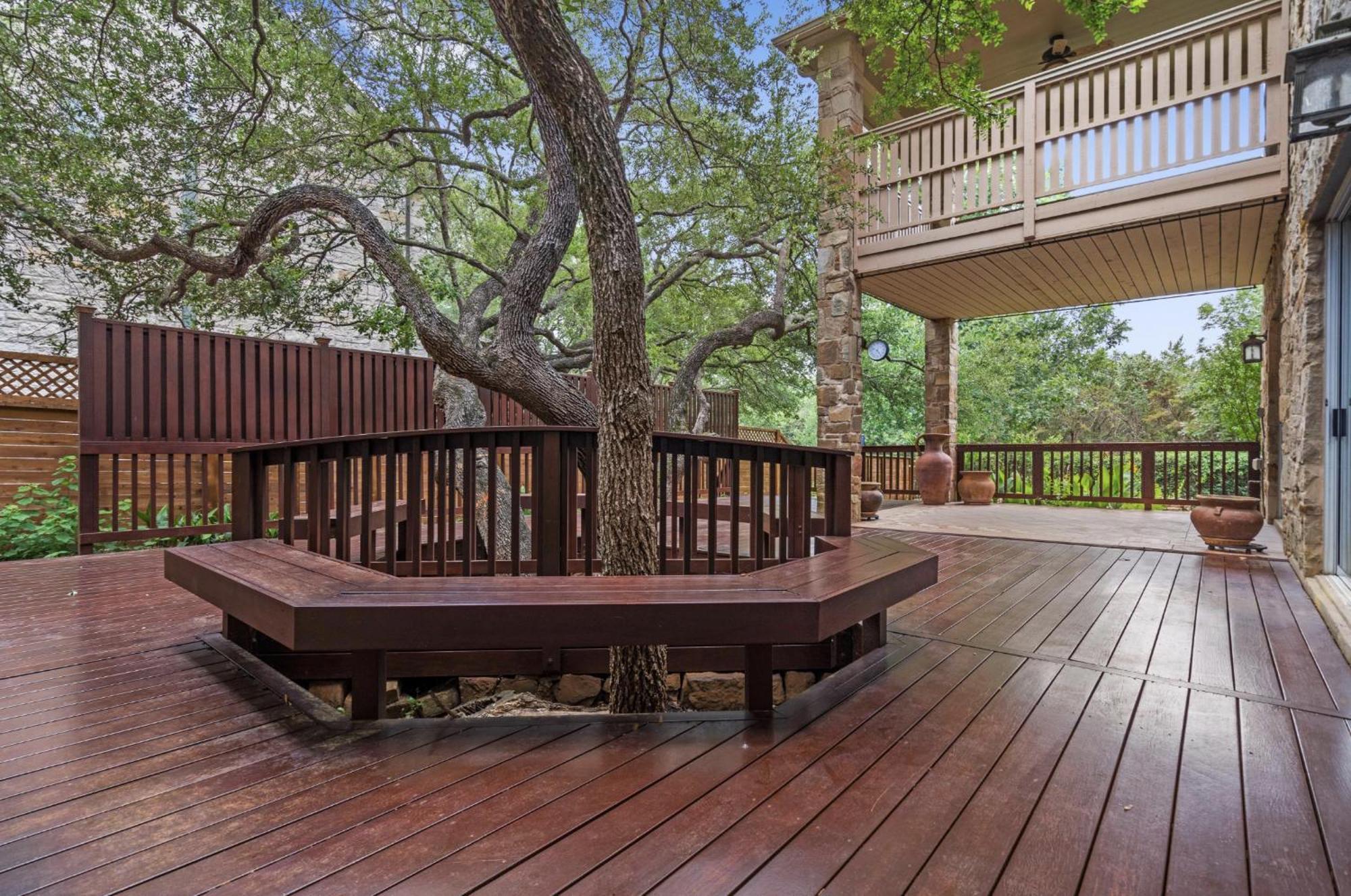 Luxury 5-bedroom House, Belt, Majestic Oak Trees, Hot Outdoor 8 Person Spa. * Austin
