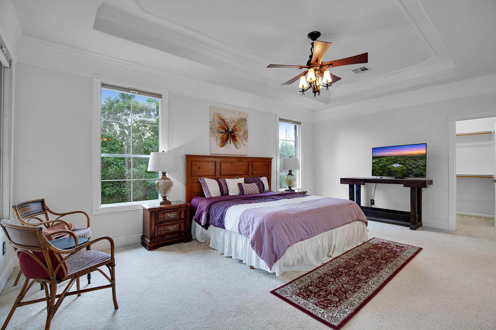 Luxury 5-bedroom House, Belt, Majestic Oak Trees, Hot Outdoor 8 Person Spa. Holiday home *