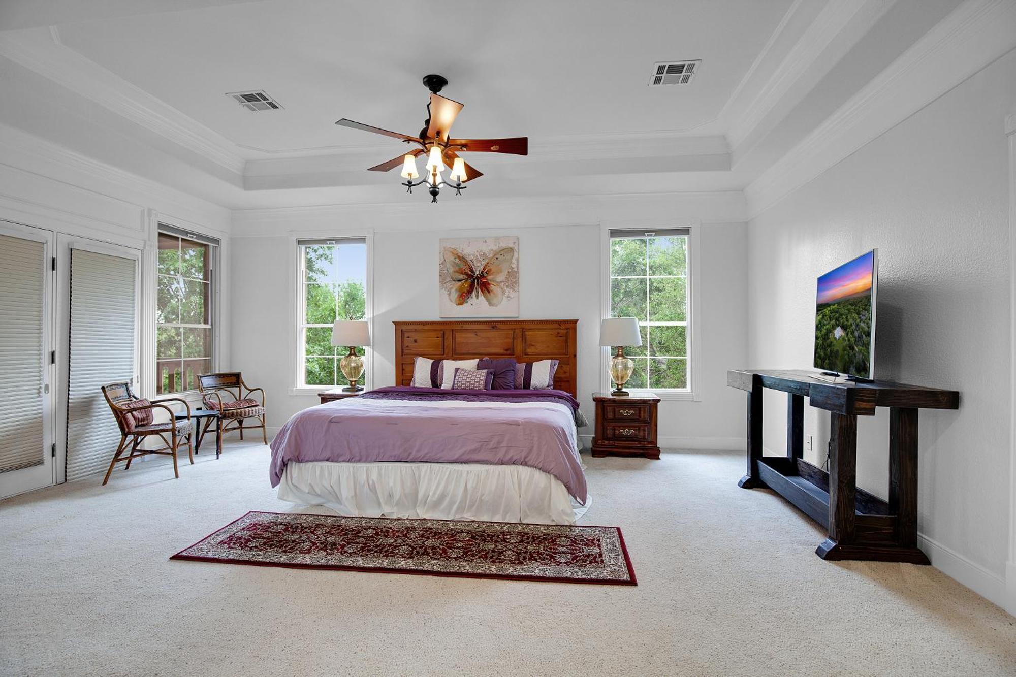 Luxury 5-bedroom House, Belt, Majestic Oak Trees, Hot Outdoor 8 Person Spa. Holiday home *