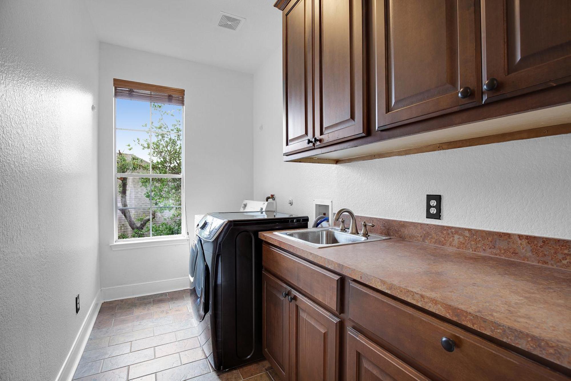 Luxury 5-bedroom House, Belt, Majestic Oak Trees, Hot Outdoor 8 Person Spa. Holiday home *