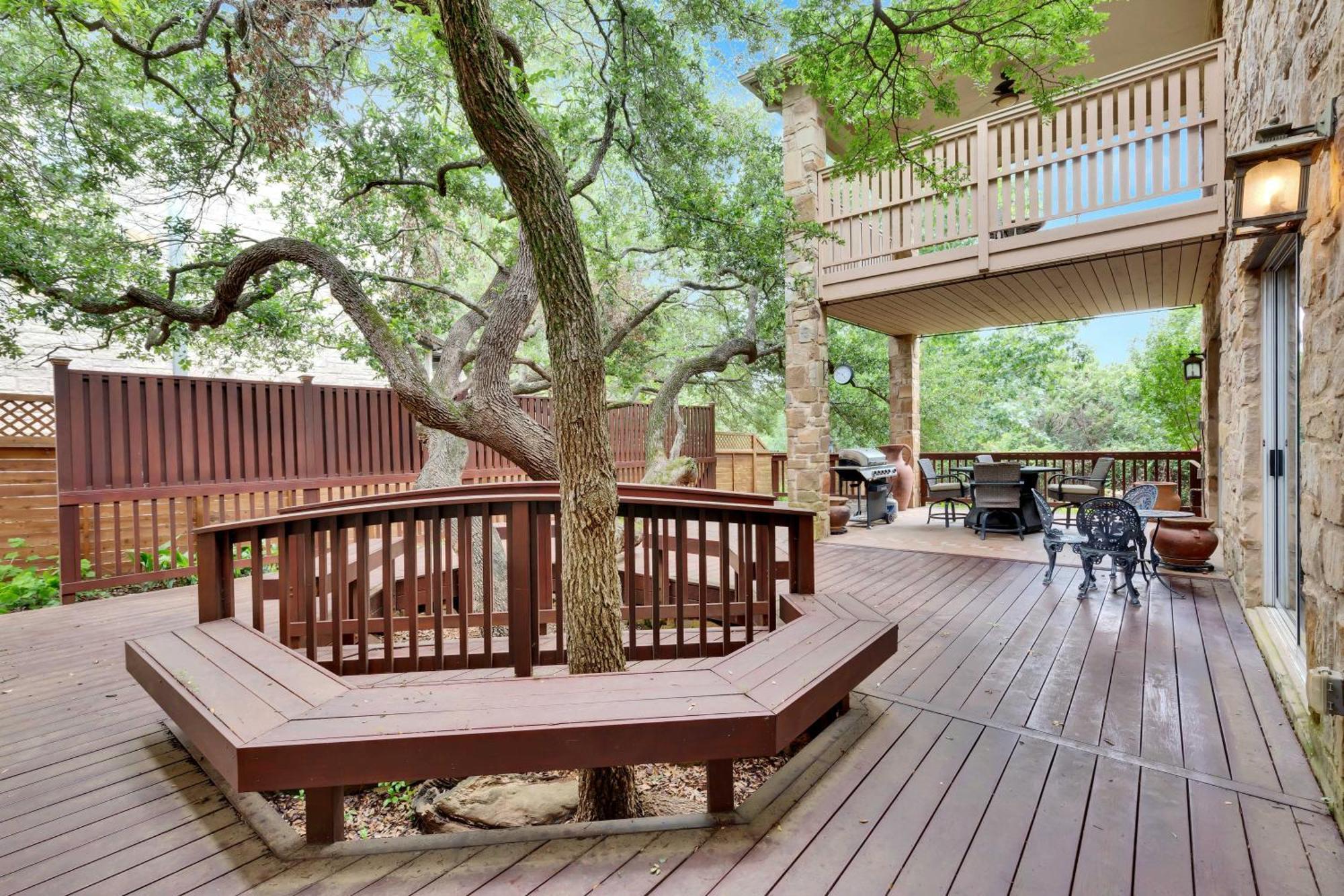 Luxury 5-bedroom House, Belt, Majestic Oak Trees, Hot Outdoor 8 Person Spa. Holiday home Austin