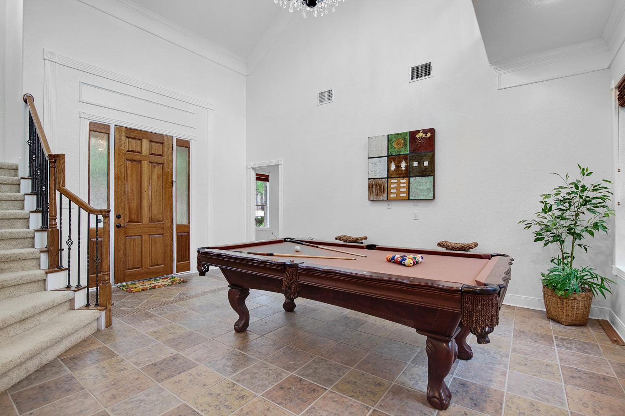 Luxury 5-bedroom House, Belt, Majestic Oak Trees, Hot Outdoor 8 Person Spa.