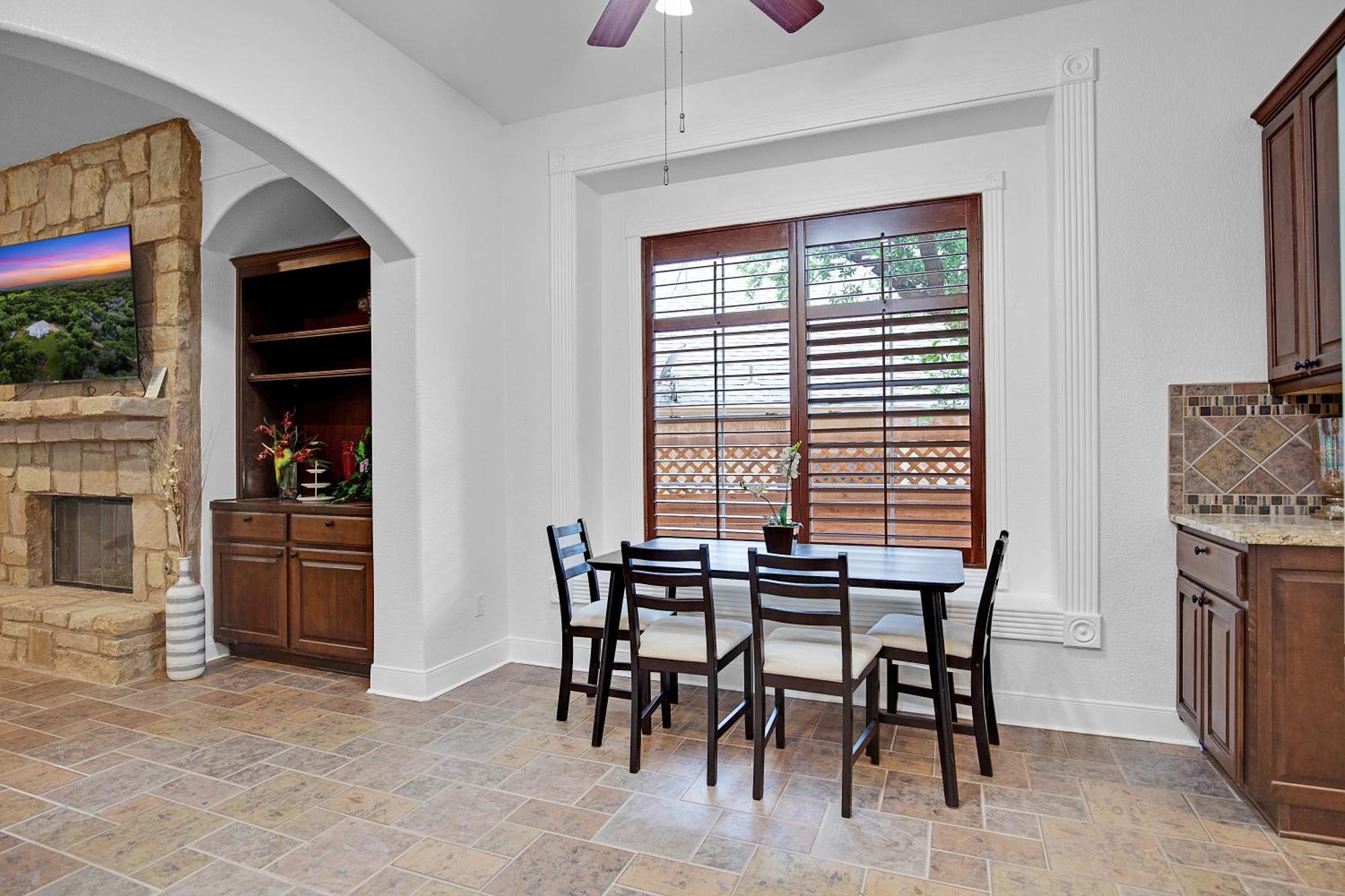 Luxury 5-bedroom House, Belt, Majestic Oak Trees, Hot Outdoor 8 Person Spa. * Austin