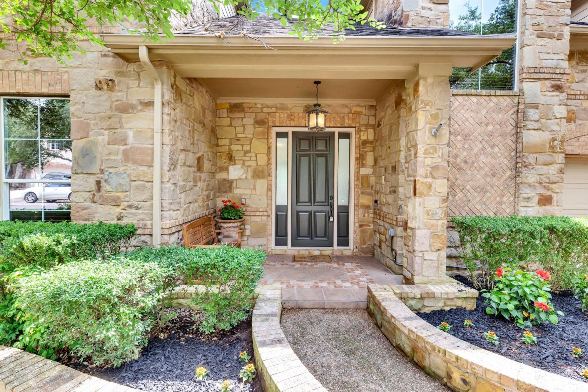 Holiday home Luxury 5-bedroom House, Belt, Majestic Oak Trees, Hot Outdoor 8 Person Spa. Austin