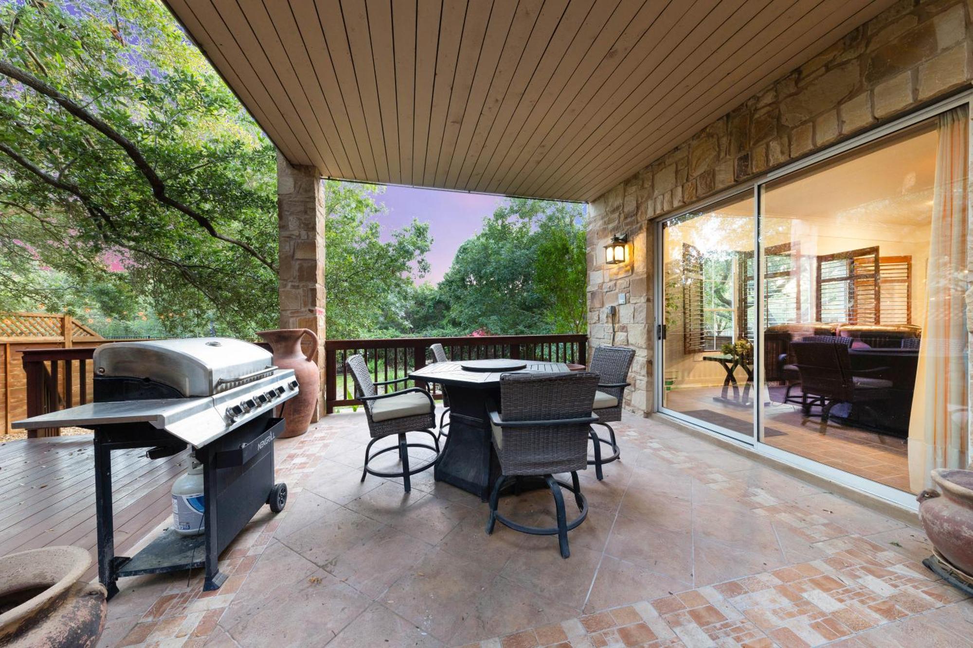 Luxury 5-bedroom House, Belt, Majestic Oak Trees, Hot Outdoor 8 Person Spa.