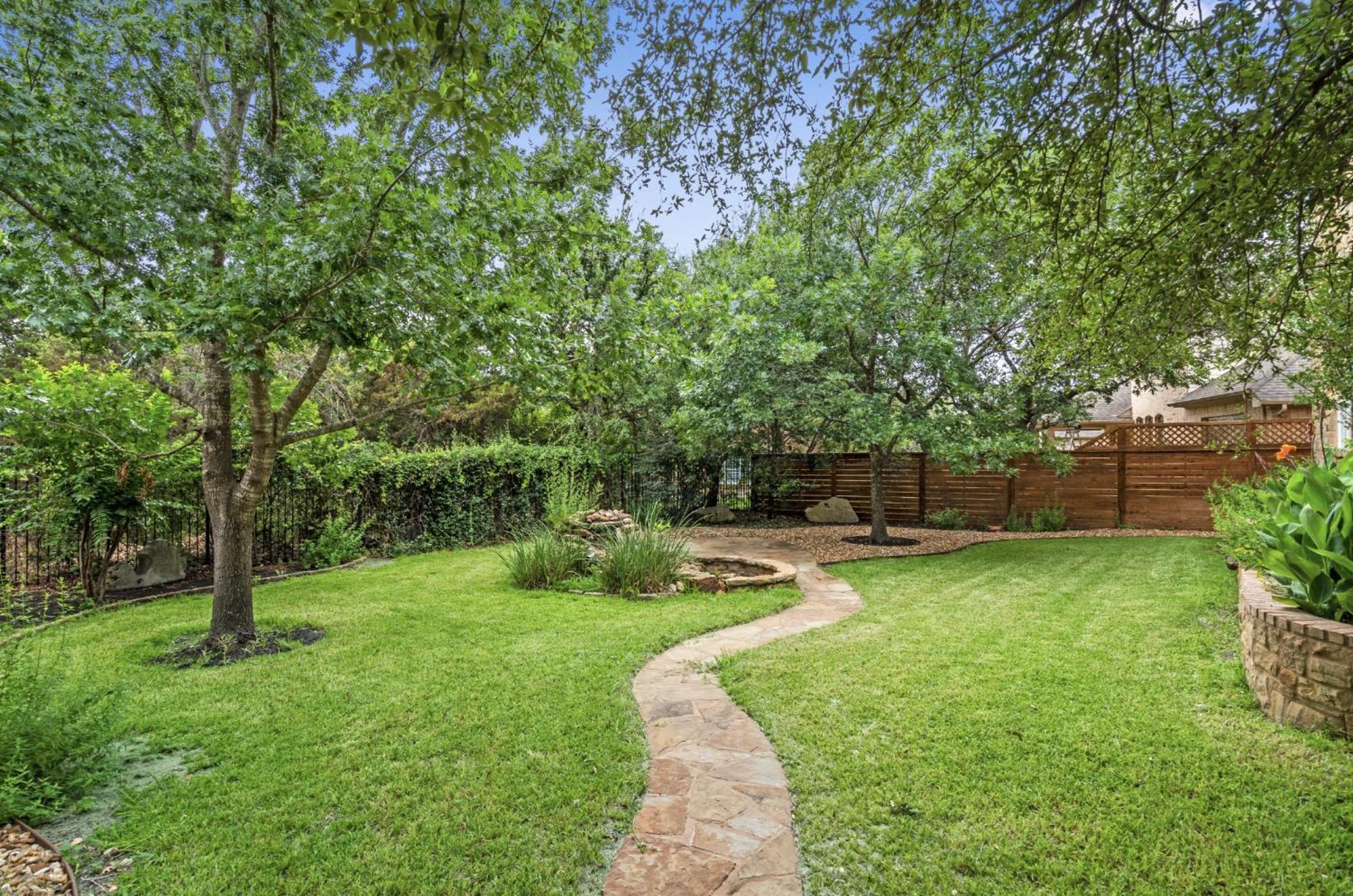 Holiday home Luxury 5-bedroom House, Belt, Majestic Oak Trees, Hot Outdoor 8 Person Spa.