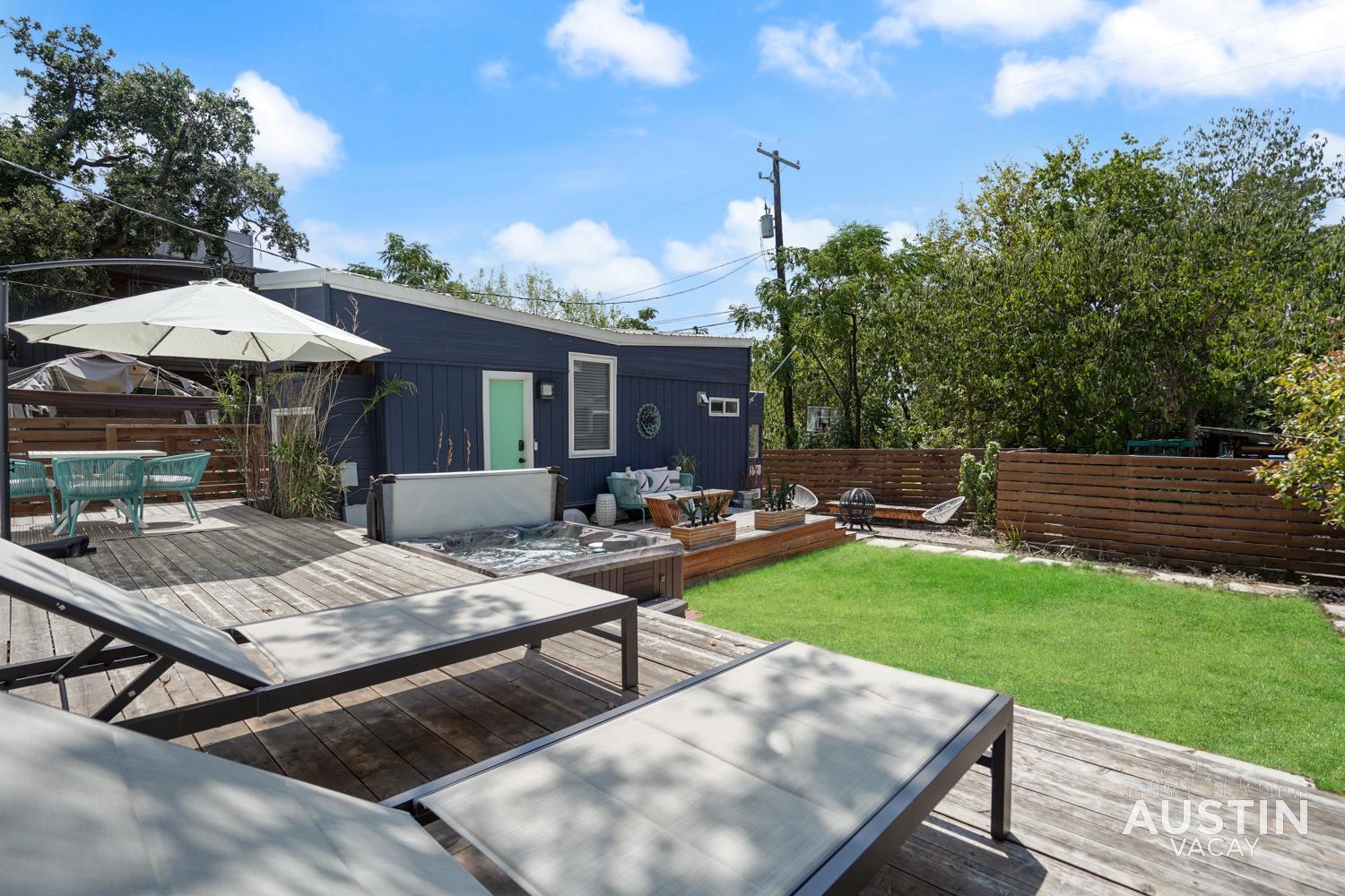Apartment Hgtv Featured Tiny W Hot Tub Near East 6th St *