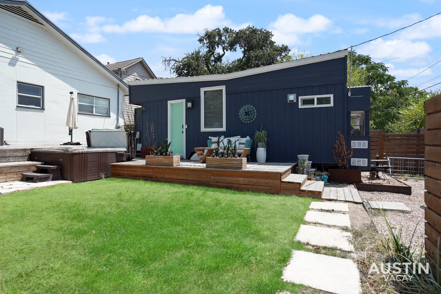 Hgtv Featured Tiny W Hot Tub Near East 6th St *