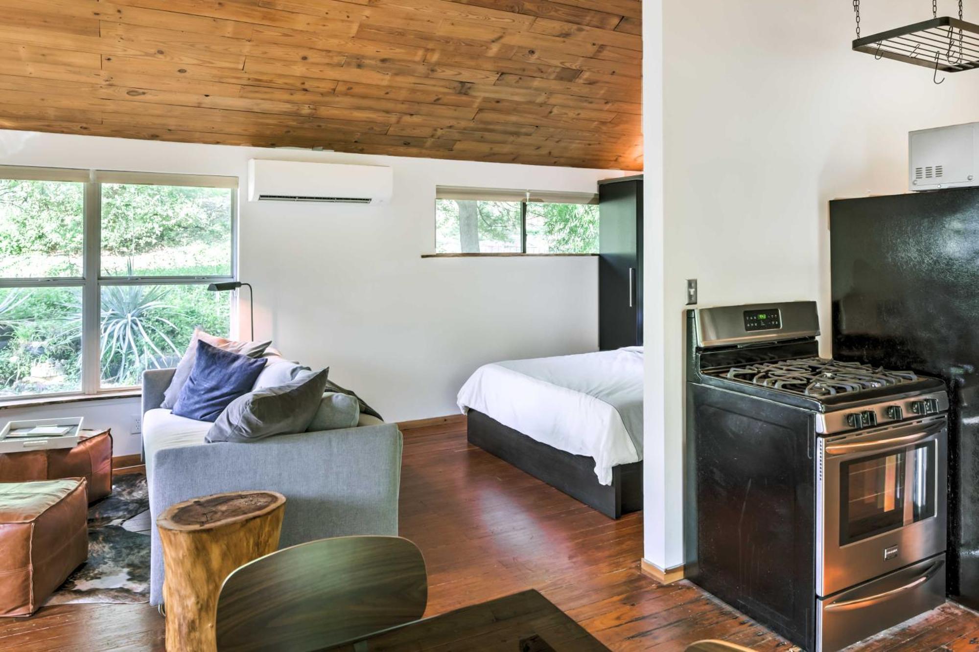 Chic East With Spacious Yard! Apartment Austin
