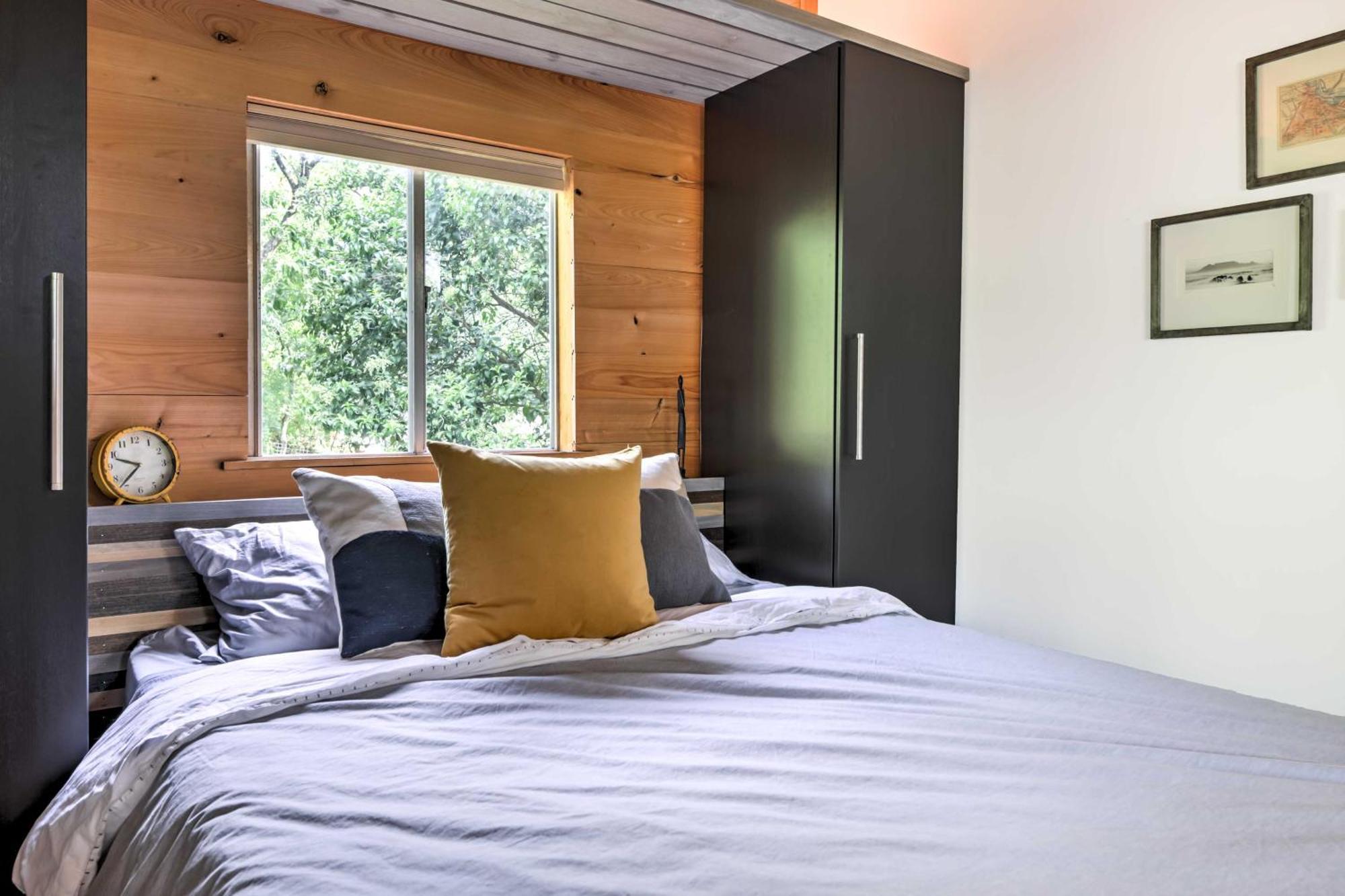 Chic East With Spacious Yard! Apartment *