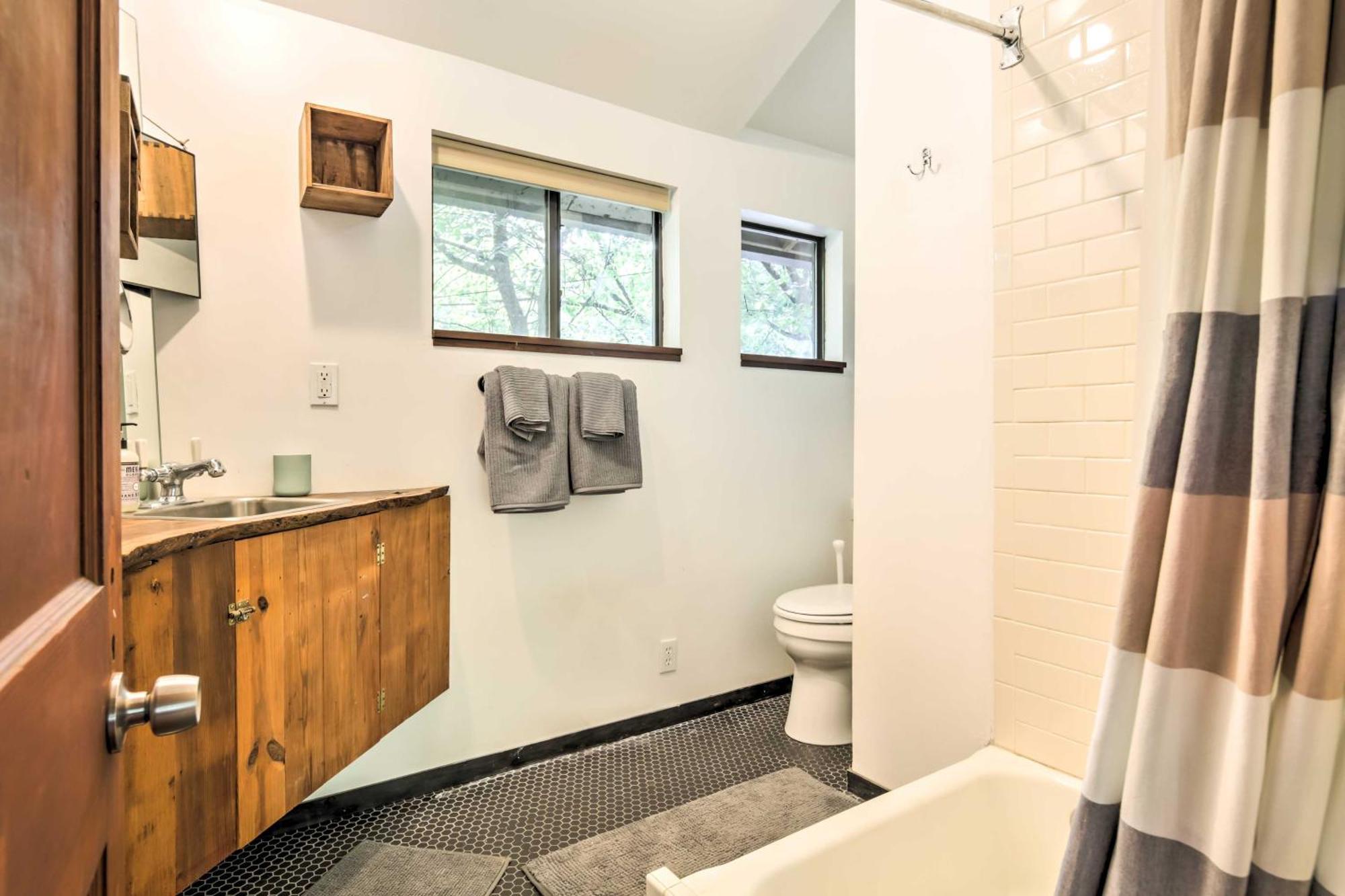 Apartment Chic East With Spacious Yard! Austin