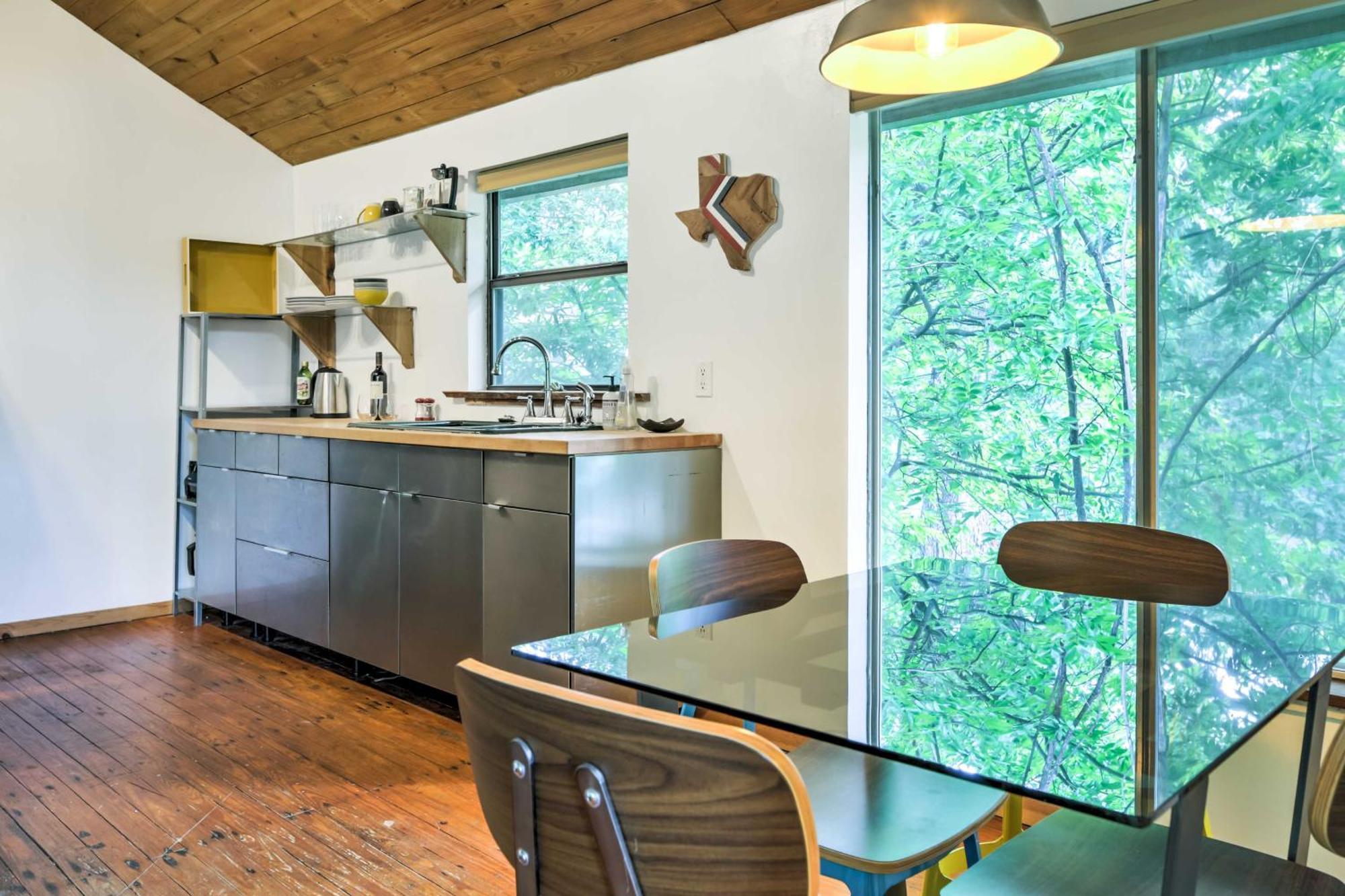 Chic East With Spacious Yard! * Austin