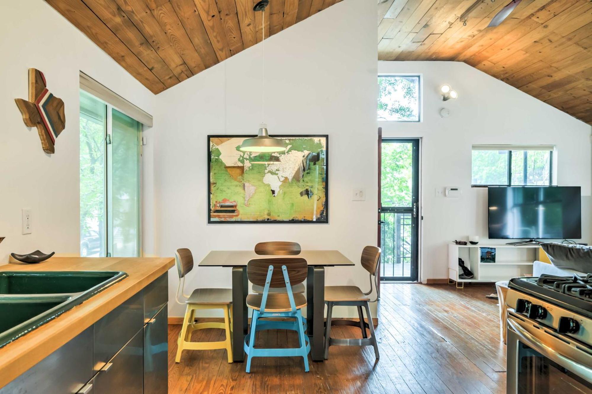Chic East With Spacious Yard! Apartment Austin