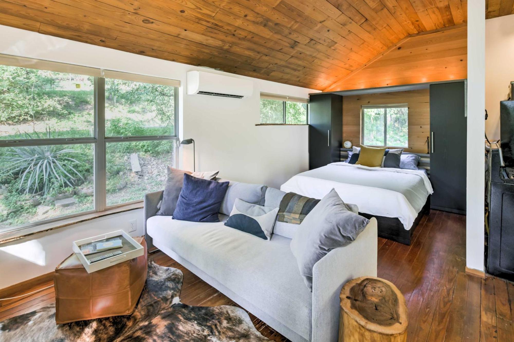 Chic East With Spacious Yard! Austin