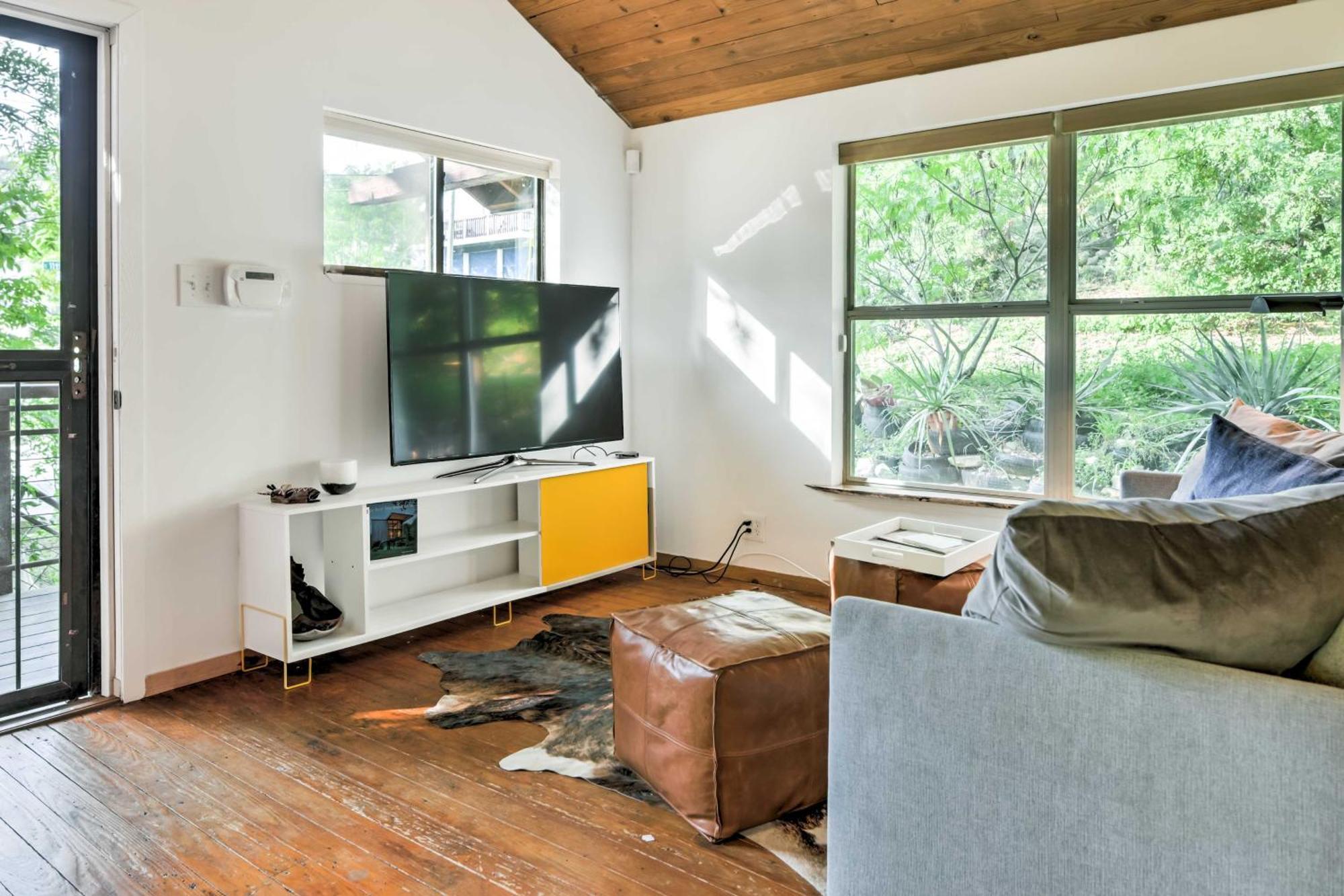 Chic East With Spacious Yard! Apartment