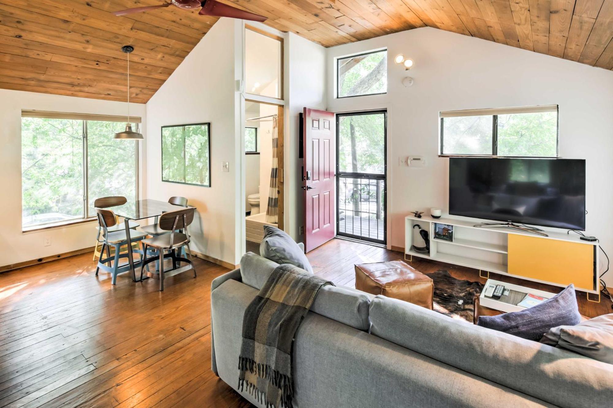 Chic East With Spacious Yard! *