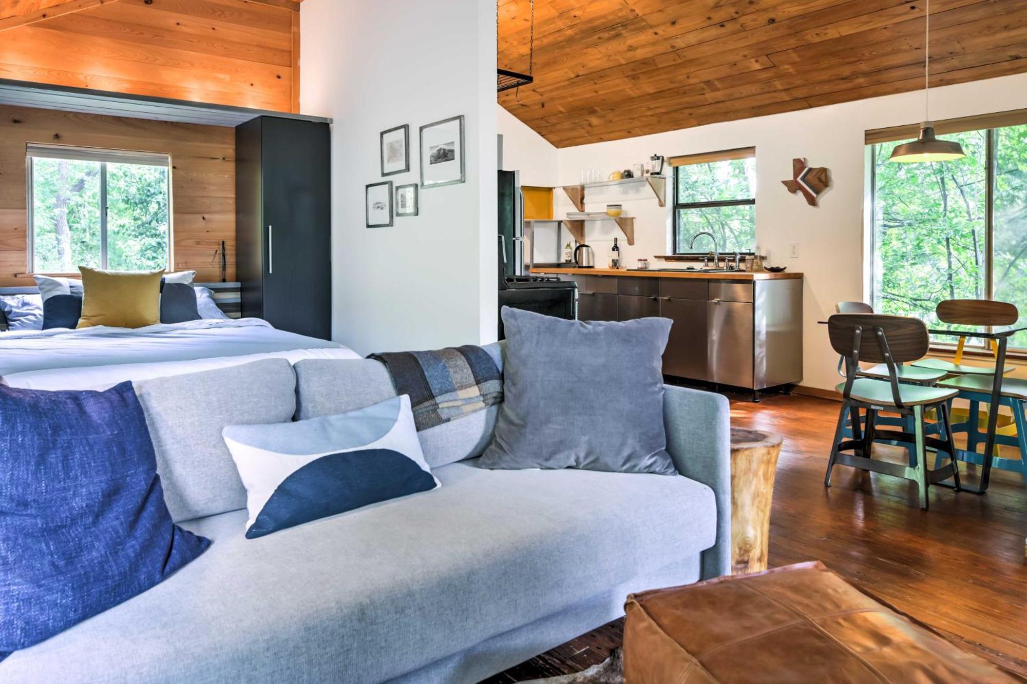 Chic East With Spacious Yard! Apartment *