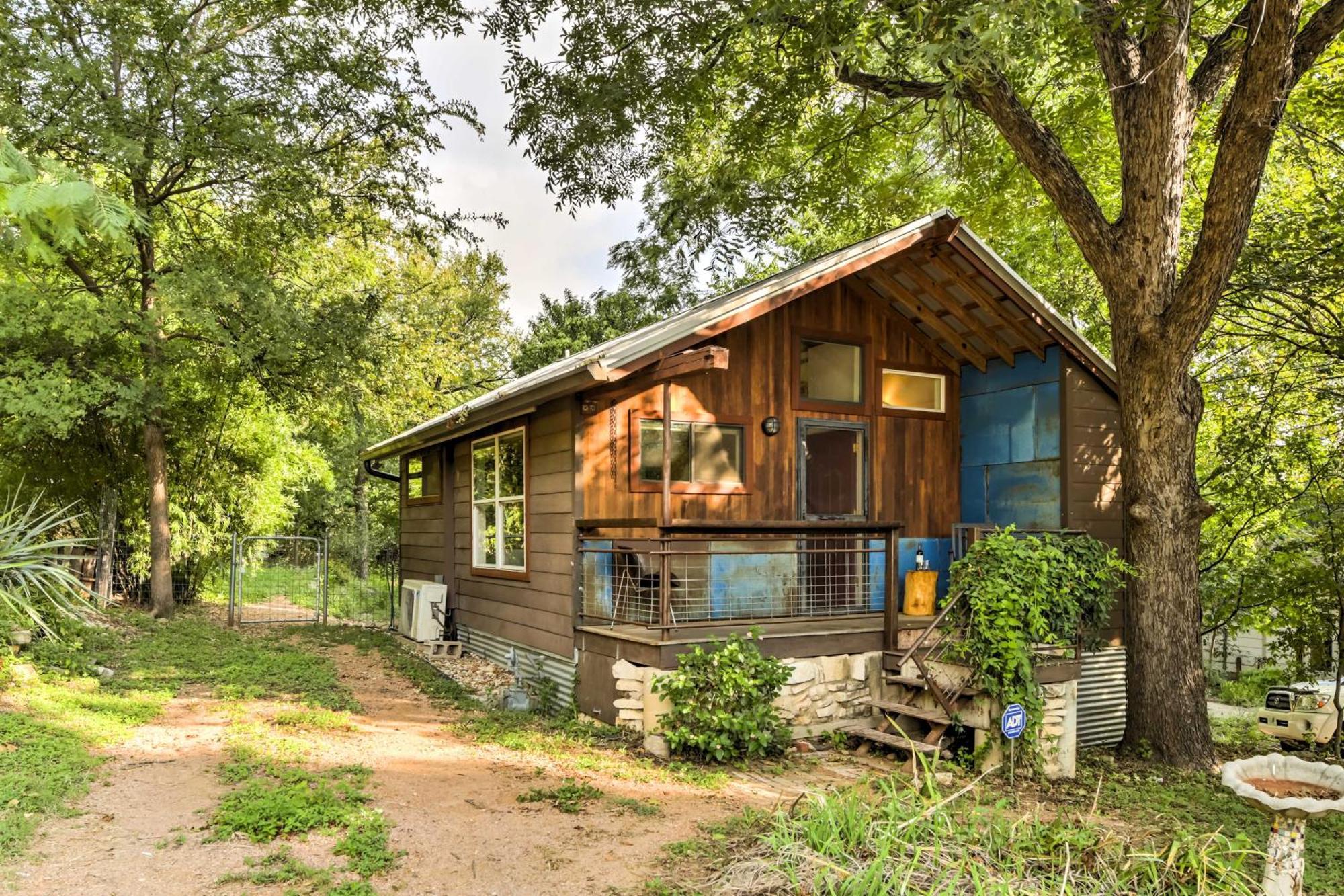 Chic East With Spacious Yard! Apartment