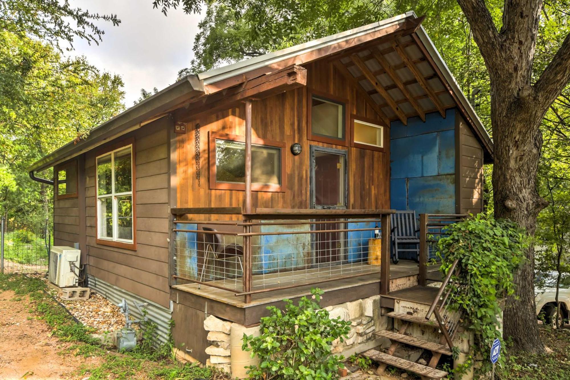 Chic East With Spacious Yard! Apartment *