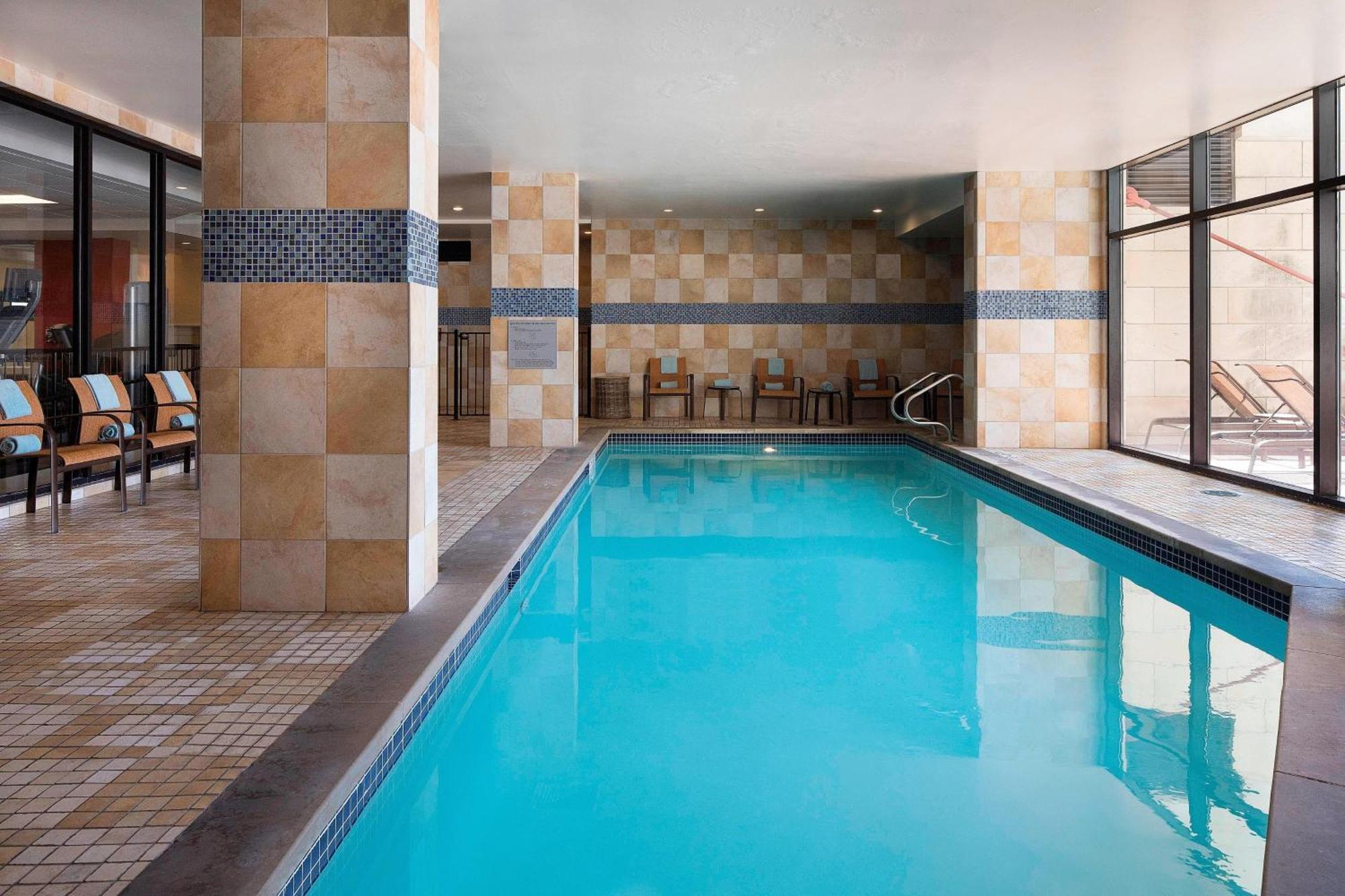 Hotel Downtown / Convention Center 3*