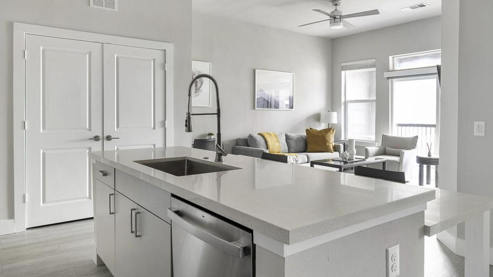 Apartment Landing Modern With Amazing Amenities Austin