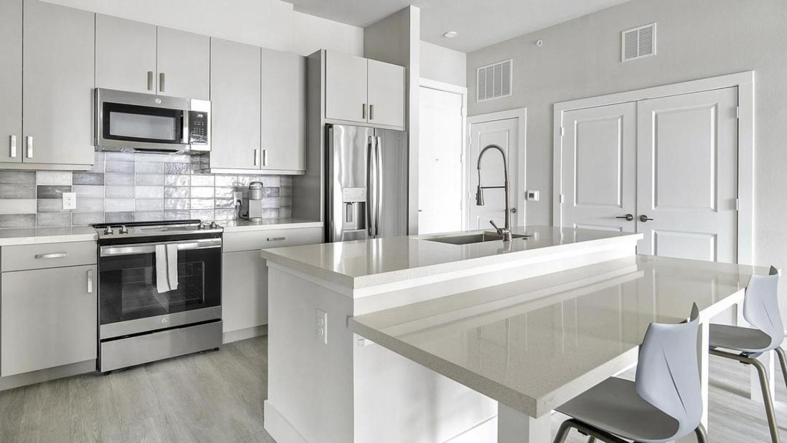 Apartment Landing Modern With Amazing Amenities