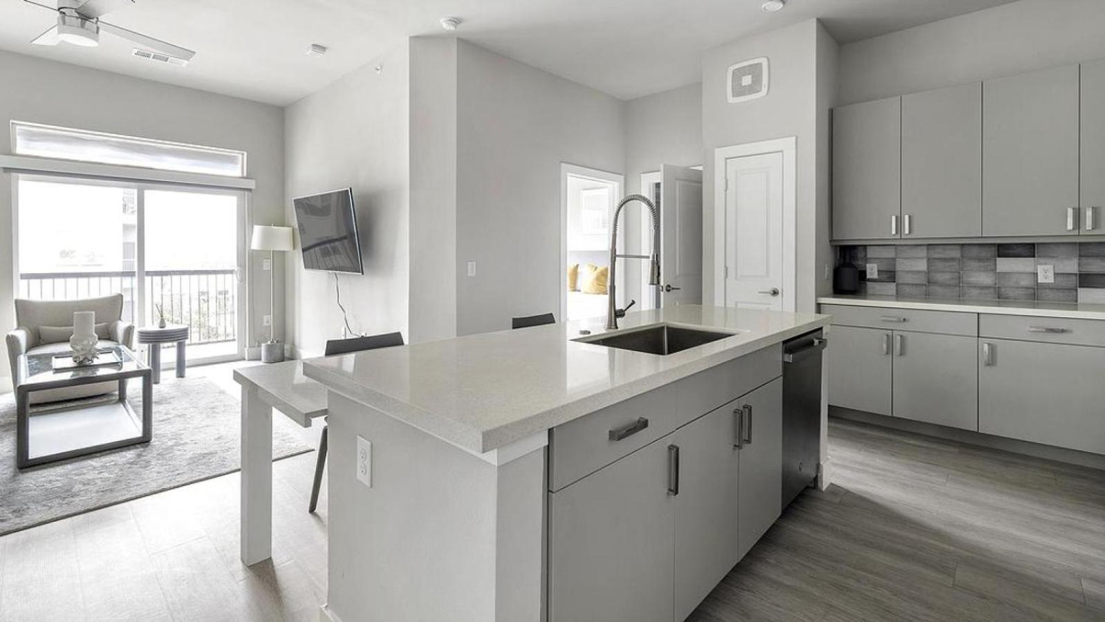 Apartment Landing Modern With Amazing Amenities *