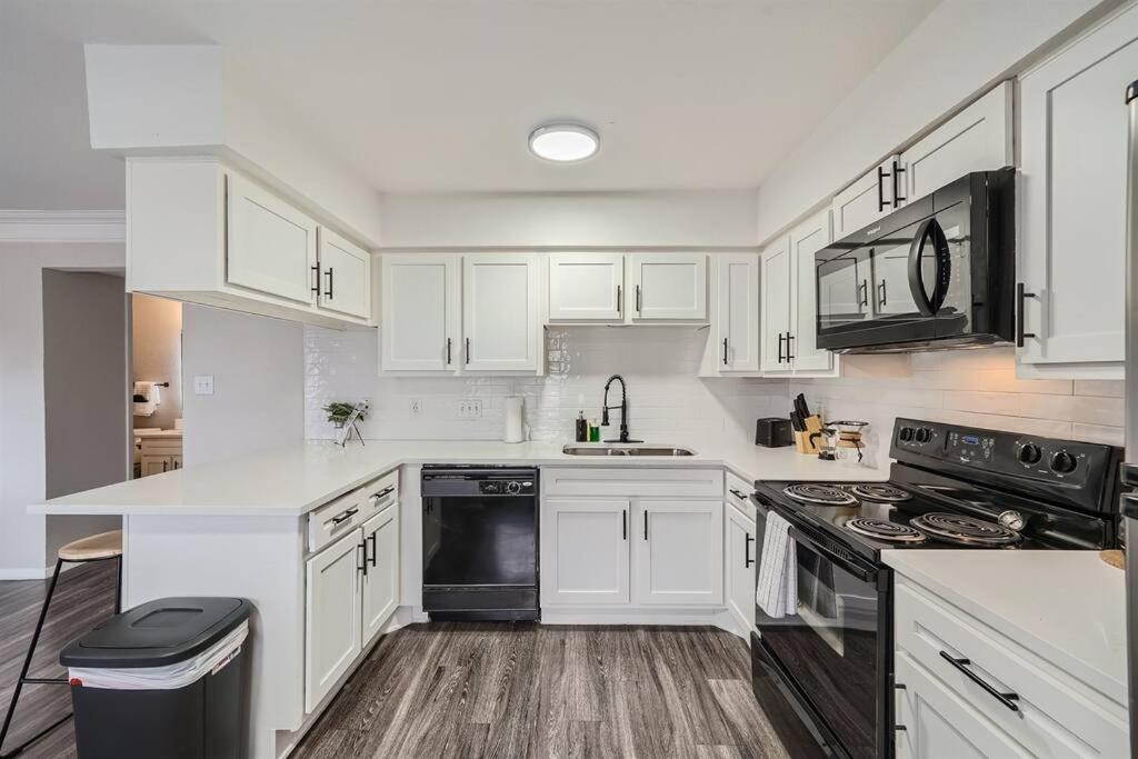 Your Modern 2b Getaway - W/d, Pool, Prkg - 10min To Dtwn