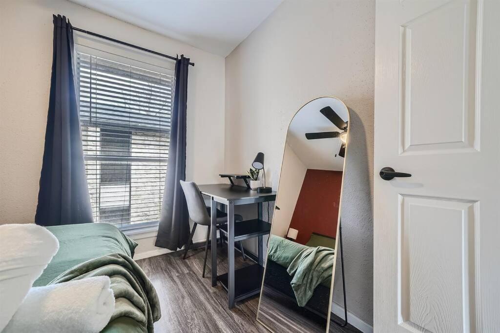 Apartment Your Modern 2b Getaway - W/d, Pool, Prkg - 10min To Dtwn