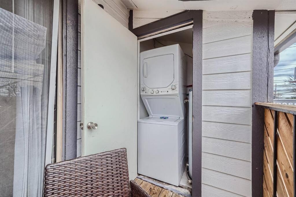 Your Modern 2b Getaway - W/d, Pool, Prkg - 10min To Dtwn