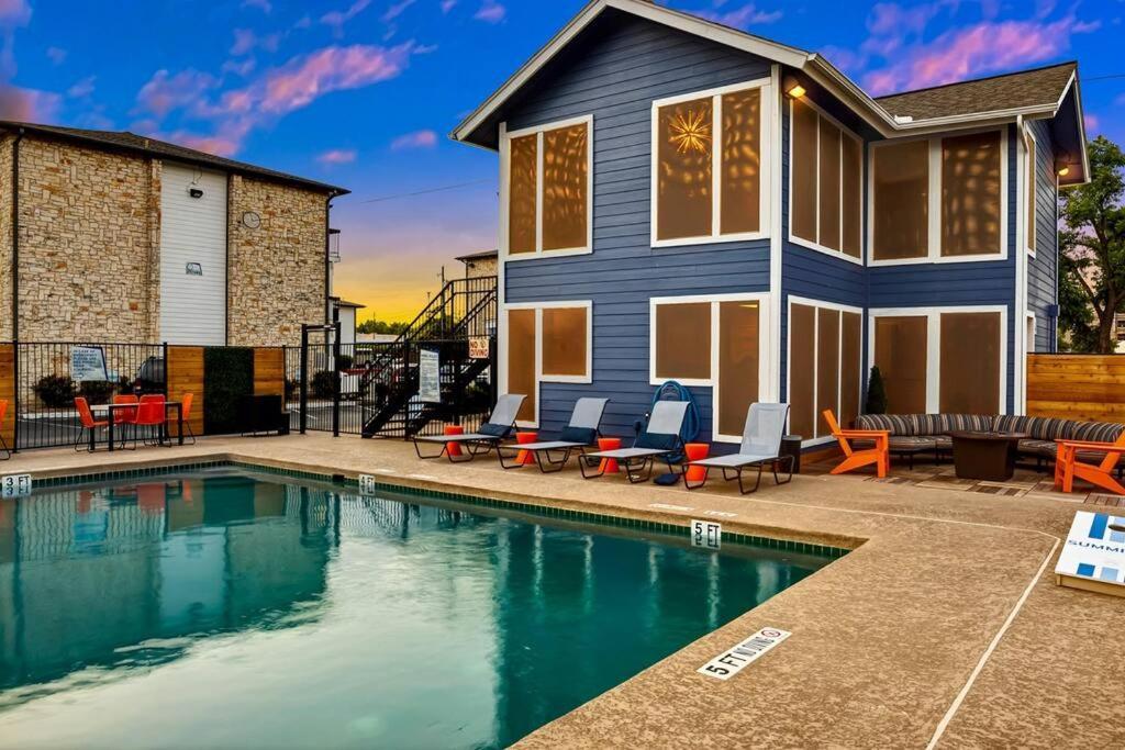 Apartment Your Modern 2b Getaway - W/d, Pool, Prkg - 10min To Dtwn *