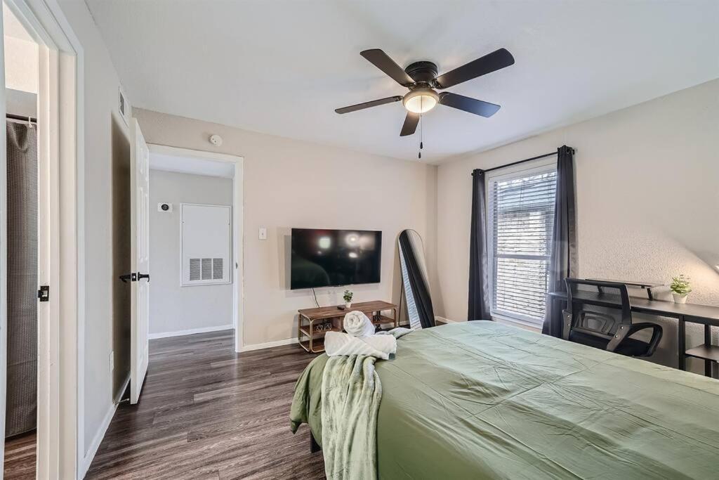 Your Modern 2b Getaway - W/d, Pool, Prkg - 10min To Dtwn