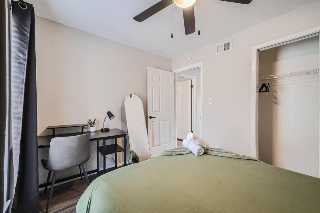 Your Modern 2b Getaway - W/d, Pool, Prkg - 10min To Dtwn Apartment *