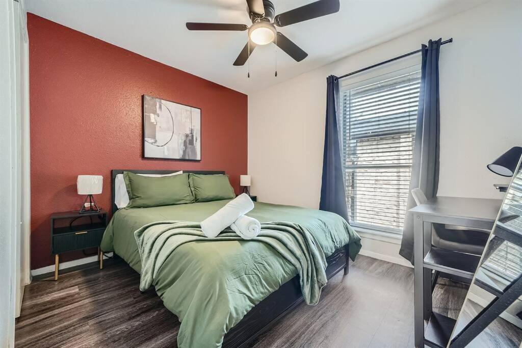 Apartment Your Modern 2b Getaway - W/d, Pool, Prkg - 10min To Dtwn
