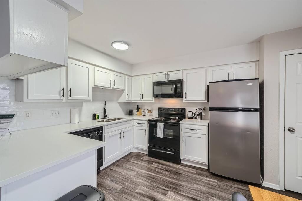Your Modern 2b Getaway - W/d, Pool, Prkg - 10min To Dtwn Austin