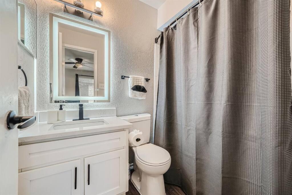 Apartment Your Modern 2b Getaway - W/d, Pool, Prkg - 10min To Dtwn *