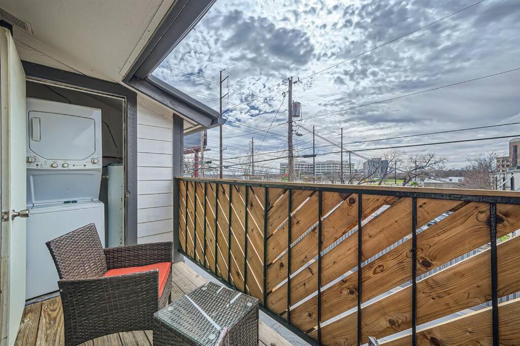 Your Modern 2b Getaway - W/d, Pool, Prkg - 10min To Dtwn Apartment *