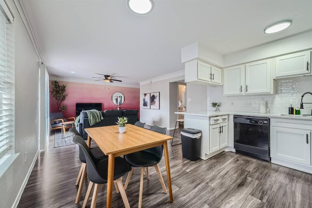 Your Modern 2b Getaway - W/d, Pool, Prkg - 10min To Dtwn Apartment Austin
