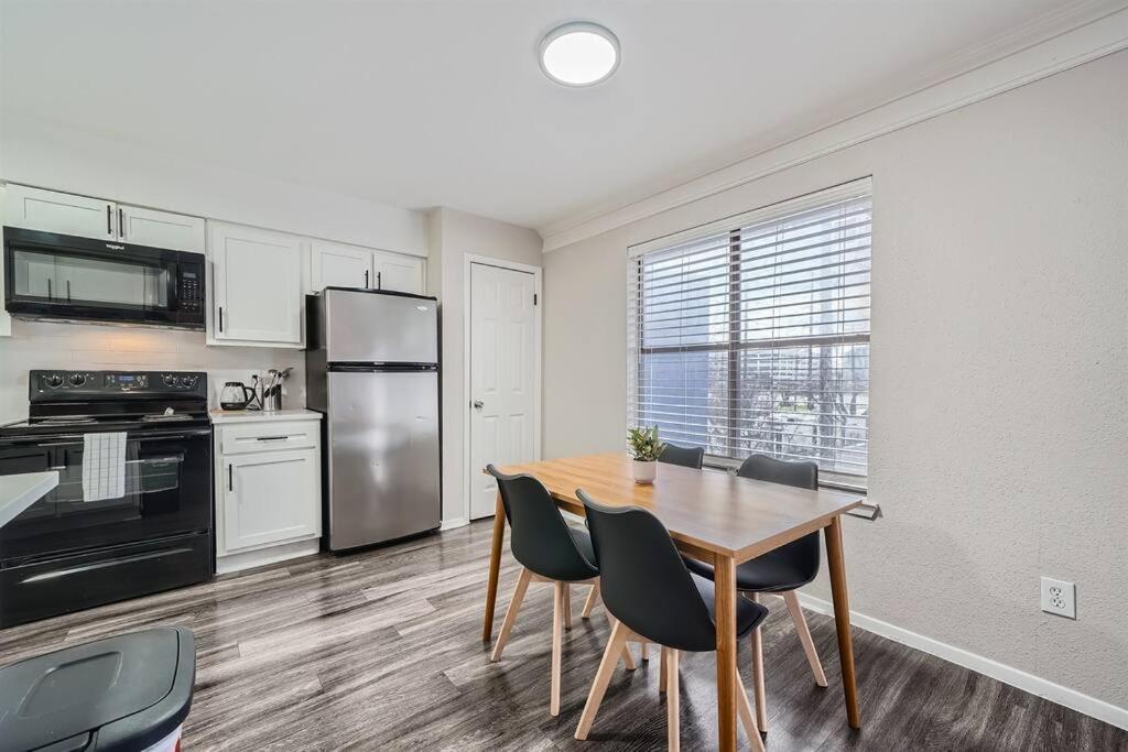 Your Modern 2b Getaway - W/d, Pool, Prkg - 10min To Dtwn Apartment