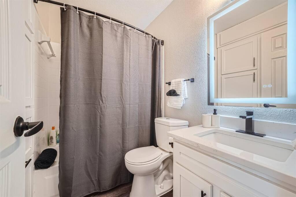 Your Modern 2b Getaway - W/d, Pool, Prkg - 10min To Dtwn *